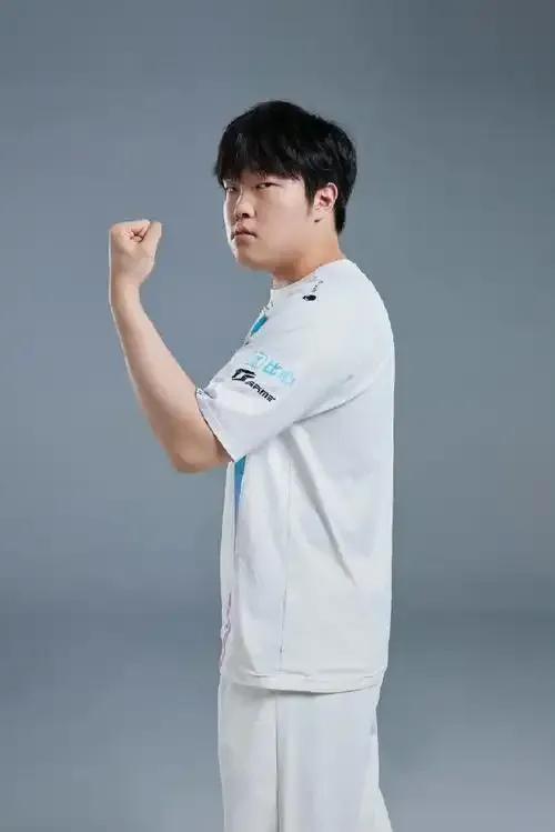 开云-中国队观众热烈欢呼！，Rookie迎来七赛季出色发挥气势如虹延续的简单介绍-开云